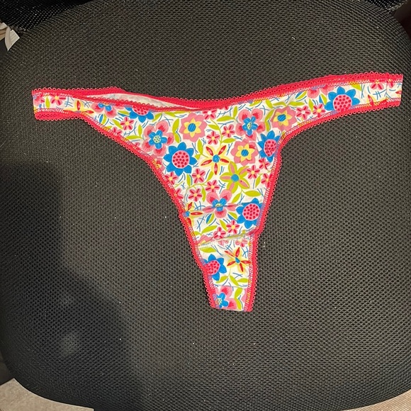 Vintage Fredrick’s of Hollywood Thong florals medium size - Picture 1 of 3